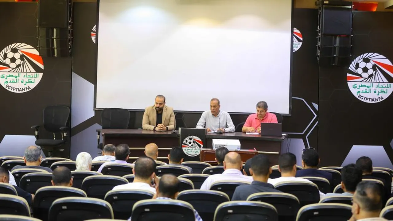مصطفى عزام يجتمع مع مندوبي المناطق لمناقشة قواعد قيد وانتقالات اللاعبين بالموسم الجديد